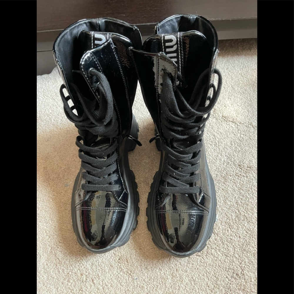 Authentic Miu Miu boots comes with Box.